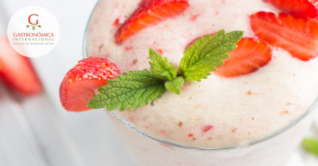 Aprende a preparar espuma de yogurt con fresas