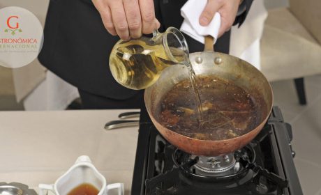 Deglasar con vino, una técnica llena de sabor