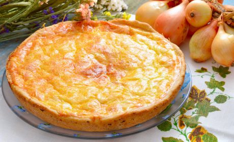 Tarta de cebolla caramelizada, tocino y queso Gruyére