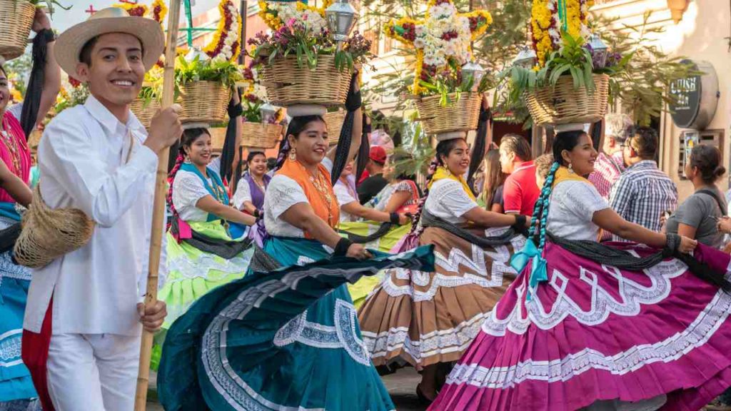 tradiciones de mexico - La Guelaguetza